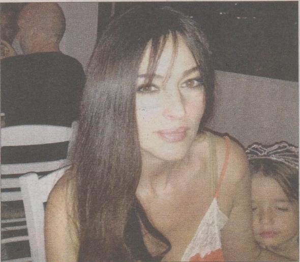 Φύγαμε για Πάρο! Είναι η Μπελούτσι εκεί!