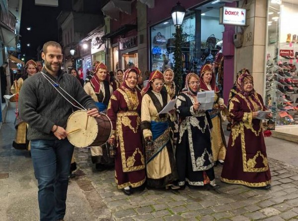 Παραδοσιακά κάλαντα της Σμύρνης και της Καππαδοκίας στους δρόμους της Χαλκίδας
