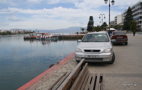 Θαυμάστε παρκάρισμα στην παραλία της Χαλκίδας