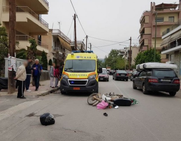 Ηλικιωμένη παρασύρθηκε από μηχανάκι