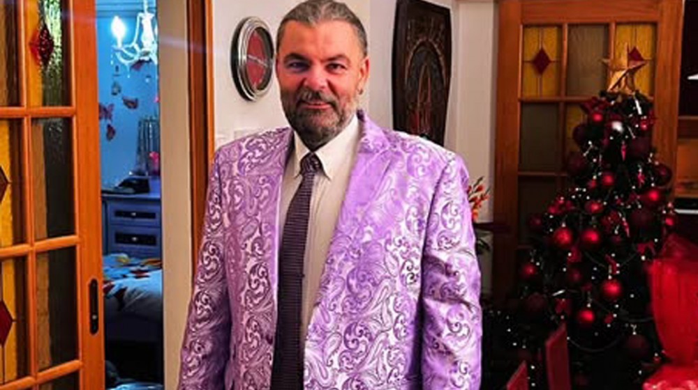 Ο γιορτινός Μπάμπης Γκαρούτσος με σακάκι που τα...σπάει!