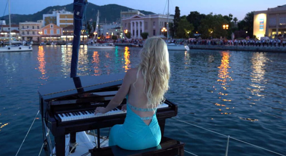 Χόρεψαν το μεγαλύτερο συρτάκι στο Αιγαίο πάνω σε ιστιοπλοϊκά (Video)