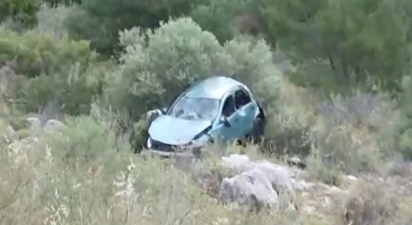 Αγιο είχαν τέσσερις νεαροί: Πετάχτηκε στο δρόμο αλεπού και έπεσαν σε γκρεμό με το ΙΧ