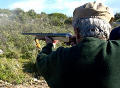 60χρονος έβγαλε δίκανο σε παιδιά!