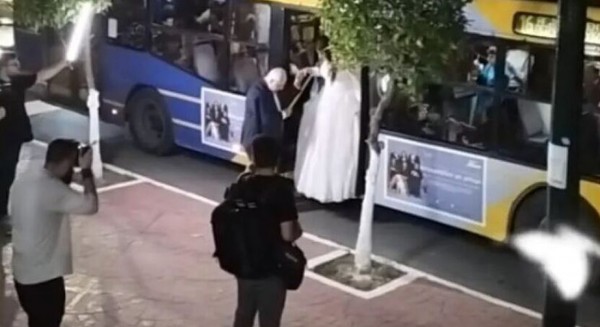 Η νύφη έφτασε στην εκκλησία με …τρόλεϊ - Άφωνοι οι καλεσμένοι
