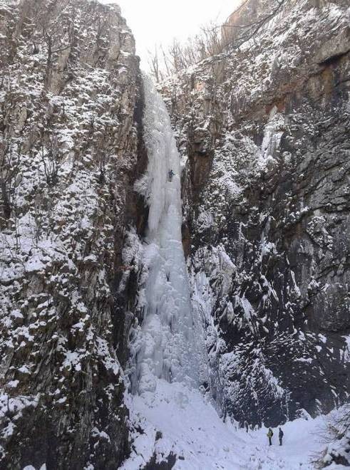 Μαγικό θέαμα από τον παγωμένο καταρράκτη της Ξάνθης