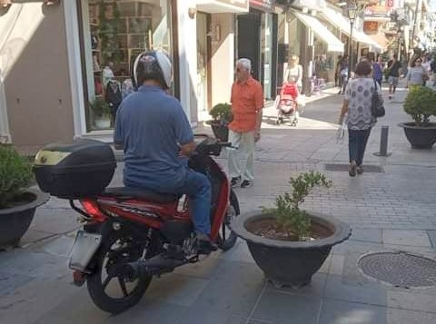 Βολτάρουν τα δίκυκλα στον πεζόδρομο της Αβάντων