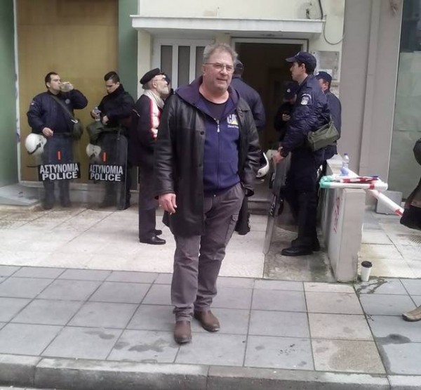 ΧΑΛΚΙΔΑ: Ισχυρή αστυνομική δύναμη έξω από το γραφείο συμβολαιογράφου