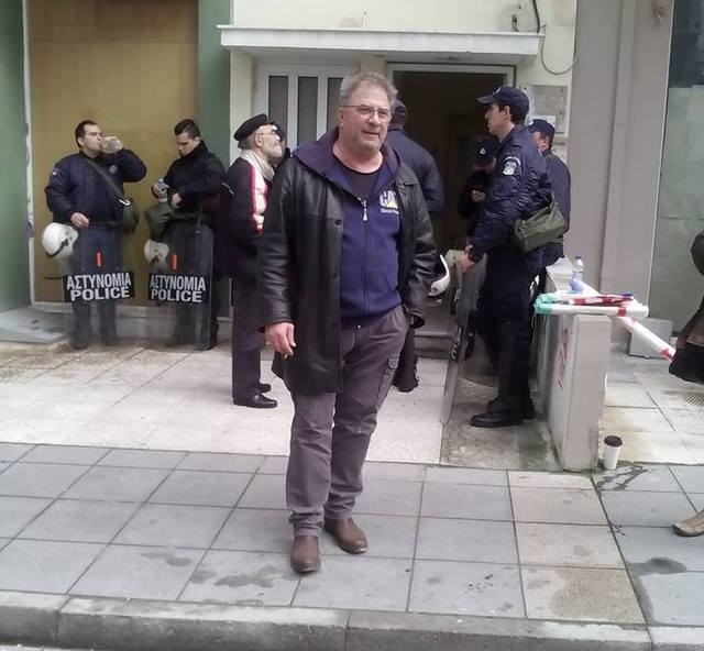 ΧΑΛΚΙΔΑ: Ισχυρή αστυνομική δύναμη έξω από το γραφείο συμβολαιογράφου