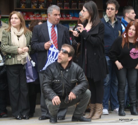 Περιμένει με αγωνία να δει την κόρη