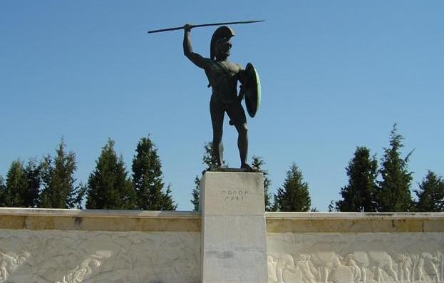 Μόνο οι αδριάντες του Διάκου, του Λεωνίδα και του Βελουχιώτη θα μείνουν στην Περιφέρεια
