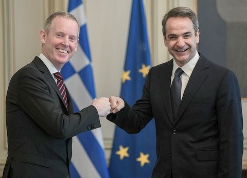 Ο Κυριάκος Μητσοτάκης απέφυγε χειραψία λόγω κορωνοϊού