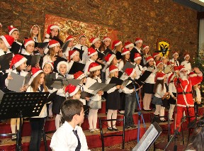 Τα παιδιά με τα σκουφάκια του Αη Βασίλη έκλεψαν την παράσταση