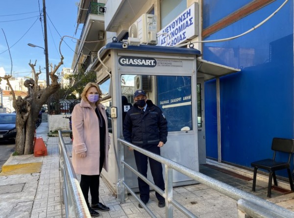 ΧΑΛΚΙΔΑ: Στα Σώματα Ασφαλείας και το ΕΚΑΒ τα Χριστούγεννα η Δήμαρχος