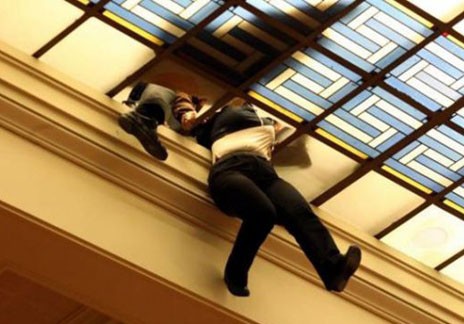 Yπάλληλος βρέθηκε να κρέμεται στην οροφή της Bουλής