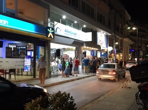 Πανηγύρια στο εκλογικό κέντρο της Ελενας Βάκα