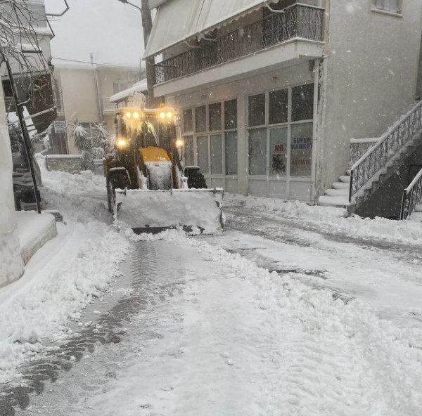ΔΗΜΟΣ ΚΥΜΗΣ-ΑΛΙΒΕΡΙΟΥ ΚΑΚΟΚΑΙΡΙΑ ΜΠΑΡΜΠΑΡΑ: Μηχανήματα επιχειρούν στο Μακρυχώρι