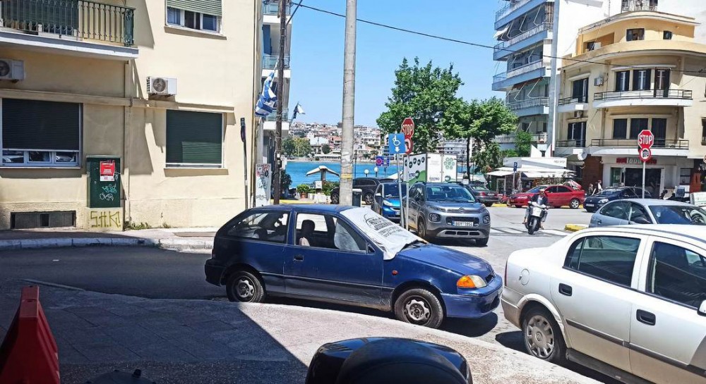 ΧΑΛΚΙΔΑ: Πάρκαρε παράνομα στη στροφή και έβαλε ηλιοπροστασία στο παρμπρίζ