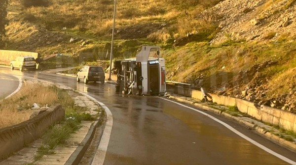 Νεκρή 54χρονη ύστερα από ανατροπή φορτηγού που οδηγούσε ο γιος της