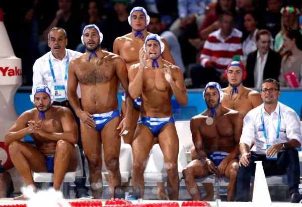Συγκινεί ξανά η Εθνική Ομάδα Πόλο: Το μισό πριμ Μαρινάκη στους πυρόπληκτους
