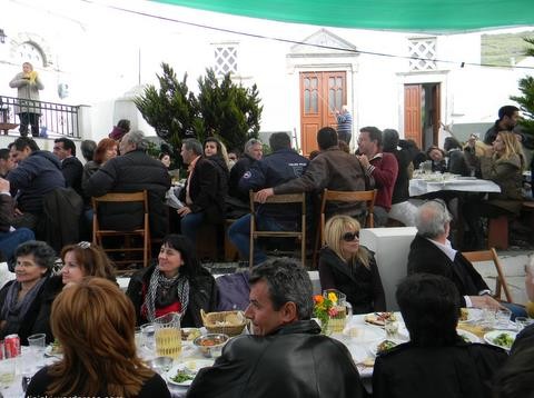 Το γλεντάνε στους Στρόπωνες