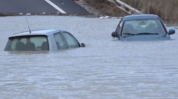 ΣΧΗΜΑΤΑΡΙ: Βυθίστηκαν αυτοκίνητα ακριβώς δίπλα στην εθνική οδό (Video)