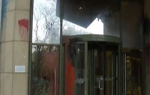Επίθεση με μπογιές στο υπουργείο Ανάπτυξης