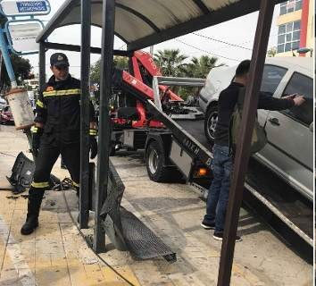ΤΡΑΓΩΔΙΑ: Αυτοκίνητο έπεσε πάνω σε στάση λεωφορείου και σκότωσε έναν 50χρονο