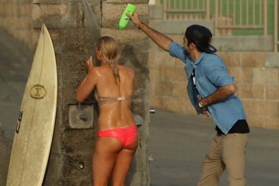 Η απόλυτη φάρσα με σαμπουάν βγάζει πολύ γέλιο (VIDEO)