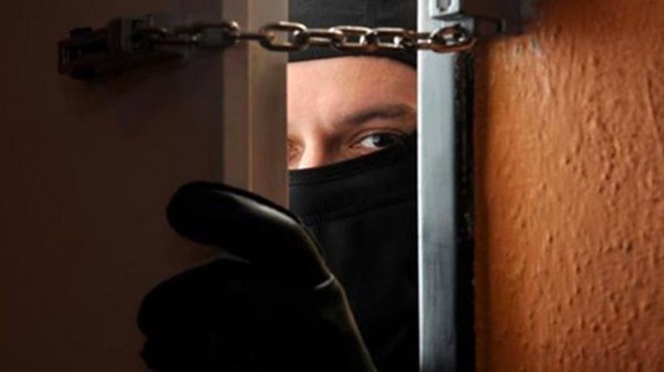 Ενοπλη ληστεία σε κατάστημα τυχερών παιχνιδιών - Η ιδιοκτήτρια κλείδωσε τους δράστες μέσα σε δωμάτιο!