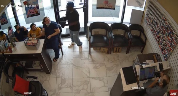 Ο πιο αποτυχημένος ληστής ever! Μπούκαρε σε κατάστημα και δεν του έδωσε κανείς σημασία (video)