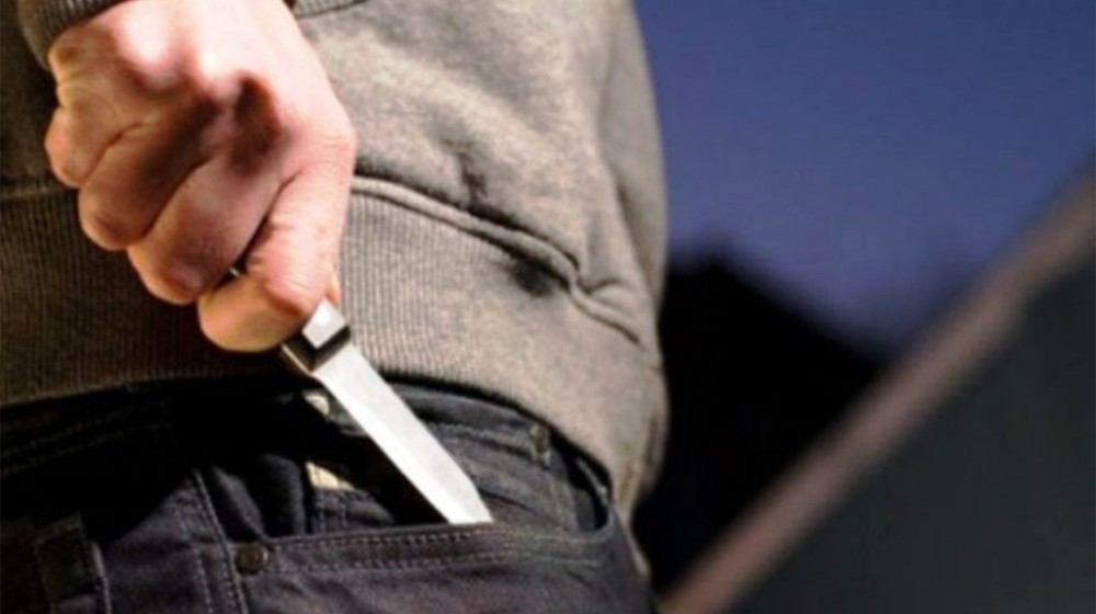 Εργαζόμενη γυναίκα επιτέθηκε σε ληστή που κρατούσε μαχαίρι