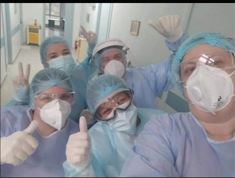 Νοσηλεύτρια διασωληνώθηκε, επέζησε και επέστρεψε στον θάλαμο covid