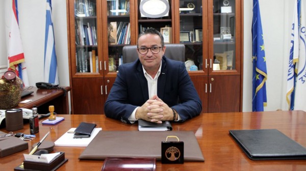 Ο Δήμος Ερέτριας αποκτάει φορτηγό με αρπάγη και κλαδοτεμαχιστή