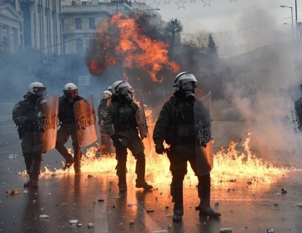 Βίντεο-ντοκουμέντο: Παιδάκια πνίγονται από τα χημικά στο Σύνταγμα