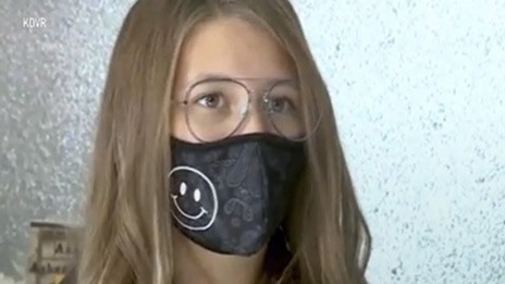 Παρακολουθεί τα διαδικτυακά μαθήματά της από το νεκροταφείο!