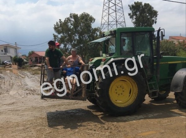 ΘΕΟΜΗΝΙΑ ΕΥΒΟΙΑ: Εικόνα σοκ με διάσωση ηλικιωμένου σε καροτσάκι στις όχθες του Λήλα