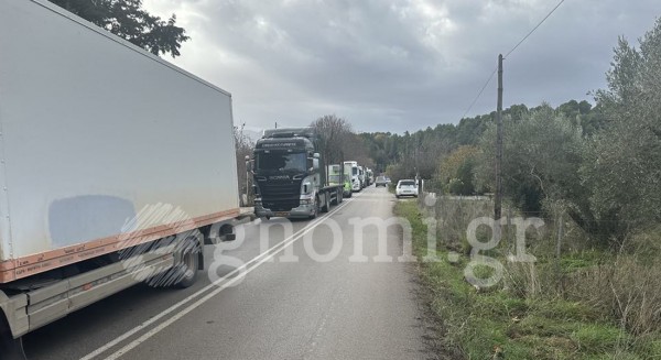 Ατύχημα στο Μαντούδι προκαλεί κυκλοφοριακή συμφόρηση (VIDEO)