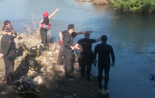 Αγωνία για τέσσερα άτομα που αγνοούνται σε ποτάμι