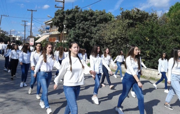 ΠΑΡΕΛΑΣΗ ΒΑΣΙΛΙΚΟΥ: Άψογα τα κορίτσια του Γυμνασίου