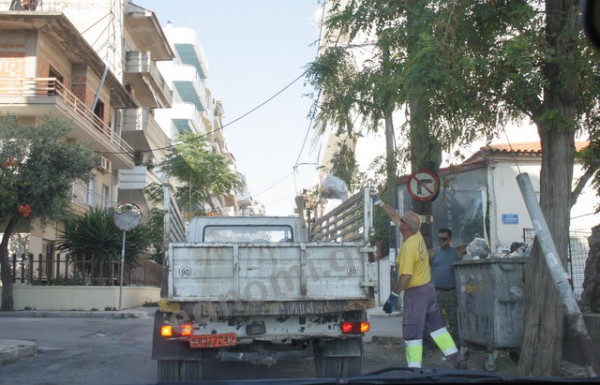 ΧΑΛΚΙΔΑ: Αδειάζουν τους κάδους με τα χέρια!