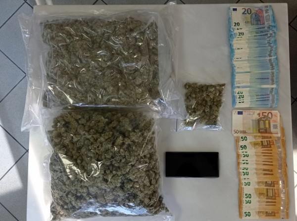 ΧΑΛΚΙΔΑ: Έπιασαν έναν Έλληνα με 2 κιλά χασίς και 4.500 ευρώ (φωτό)