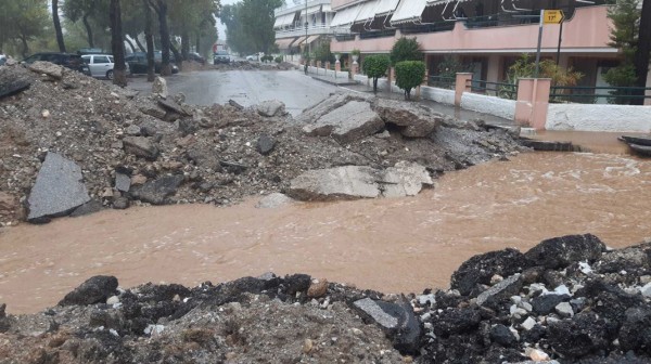 ΚΑΚΟΚΑΙΡΙΑ DANIEL ΕΥΒΟΙΑ: Κόπηκε στα δύο ο κεντρικός δρόμος των Ωρεών