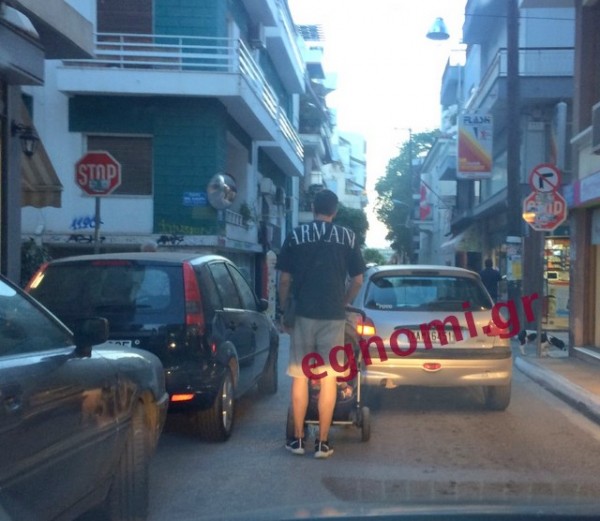 ΧΑΛΚΙΔΑ: Γονείς με καροτσάκια αναγκάζονται να περπατάνε στη μέση του δρόμου!