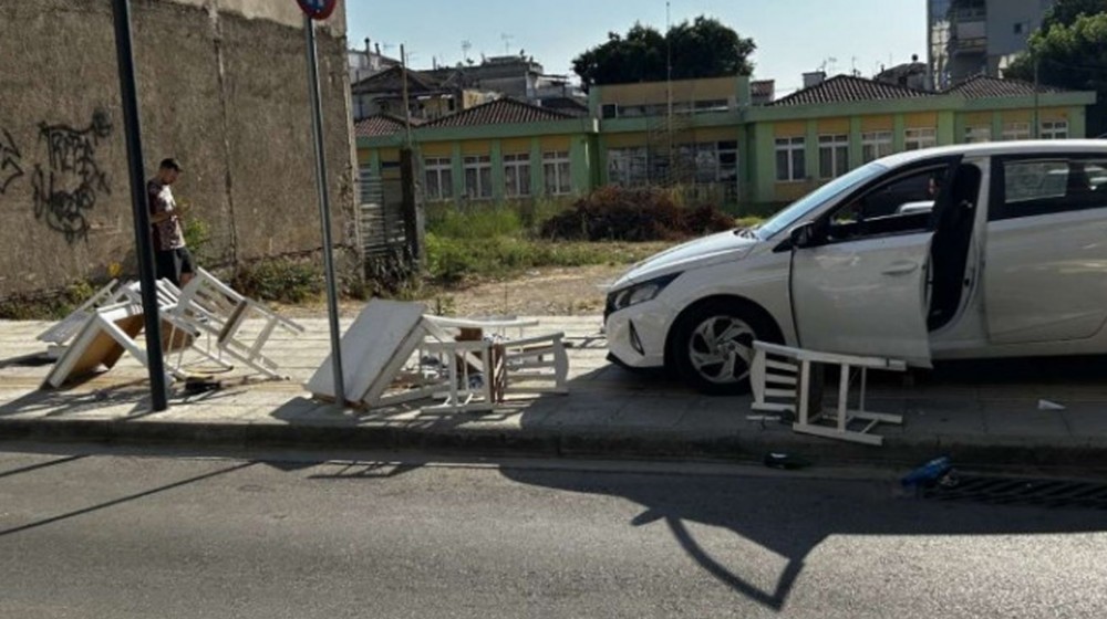 Αυτοκίνητο ...καβάλησε πεζοδρόμιο και πήρε σβάρνα τραπέζια και καρέκλες καταστήματος (VIDEO)