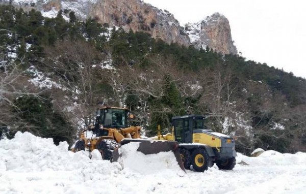 Επιχείρηση της Πυροσβεστικής για τον απεγκλωβισμό 20χρονου οδηγού στα Δερβενοχώρια
