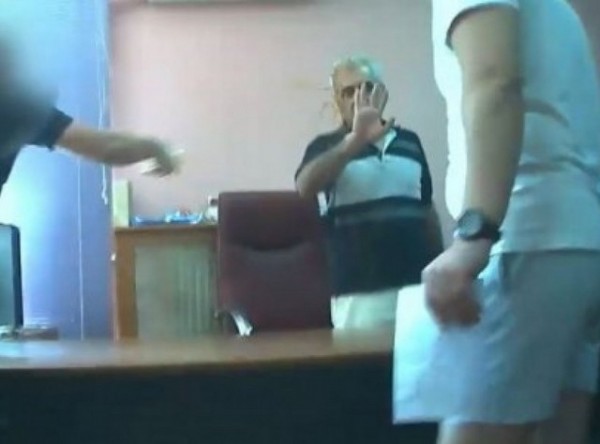 Τραμπούκισαν και έφτυσαν τον διευθυντή φοιτητικών εστιών στη Θεσσαλονίκη (VIDEO)