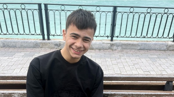 ΧΑΛΚΙΔΑ: Ο Μάντι κάνει …χοντρές πλάκες με τους φίλους του