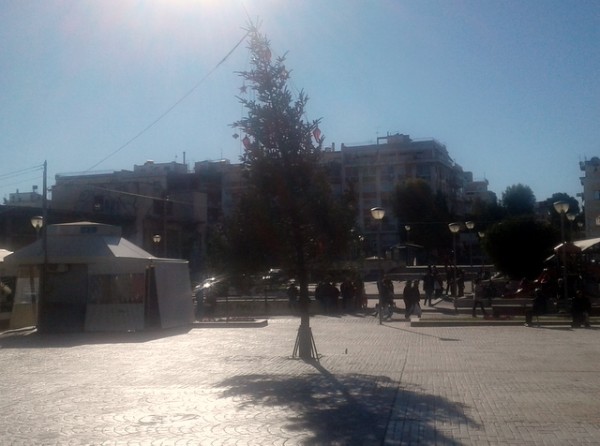 Το ... κεκλιμένο Χριστουγεννιάτικο δένδρο της Χαλκίδας