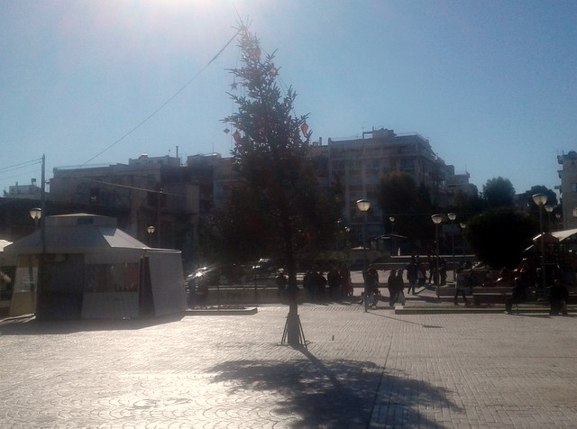 Το ... κεκλιμένο Χριστουγεννιάτικο δένδρο της Χαλκίδας